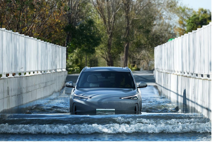 吉利银河 E5 进行海水极限冲浪试验