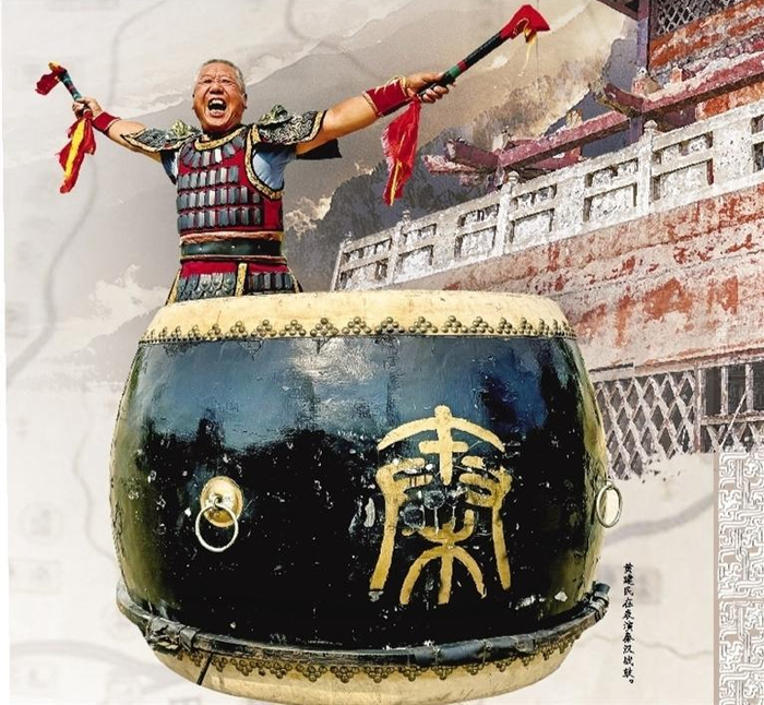 黄建民在表演秦汉战鼓。