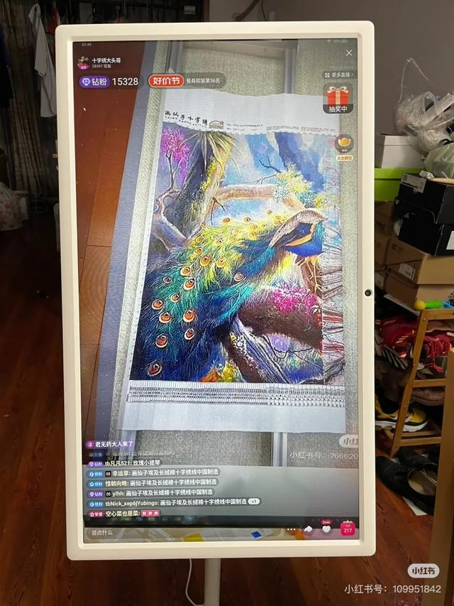 黄喵喵经常用闺蜜机看十字绣直播。图/受访者授权使用