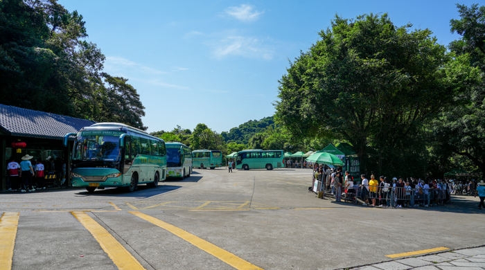 △鼎湖山周边停车场秩序井然。鼎湖区融媒体中心记者 赖超 摄