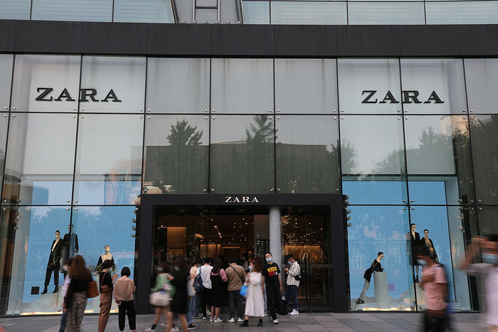 Zara服装店。透过橱窗可以看出，内部售卖的服饰与整体的装潢构成了和谐的平衡 ｜ 图源：视觉中国