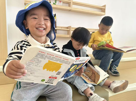 江苏无锡太科城（新安）立宝托育中心绘本角藏书丰富，深受小朋友们喜欢。受访者供图