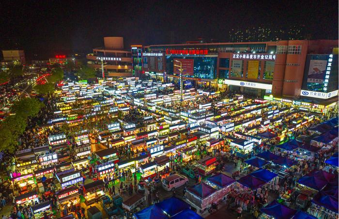 4月拍摄的正定夜市现场。（河北日报资料图） 由石家庄市文化广电和旅游局供图