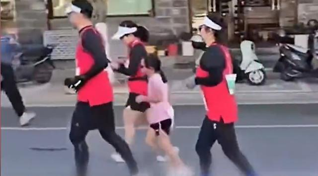 6岁女孩蹭跑全马 视频截图
