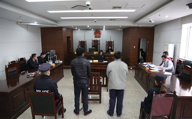 该案庭审现场，被告人于某、黄某在作最后陈述。