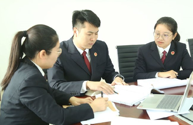 办案组成员对案件情况进行讨论。