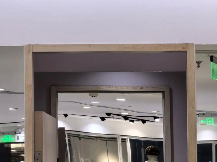 门后是另一家服装店试衣间内的镜子｜ 图源：壹读