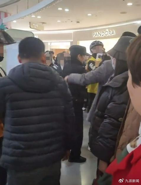 近日，新田360广场郑州国贸店，正在等待刷卡的消费者。　图/视频截图