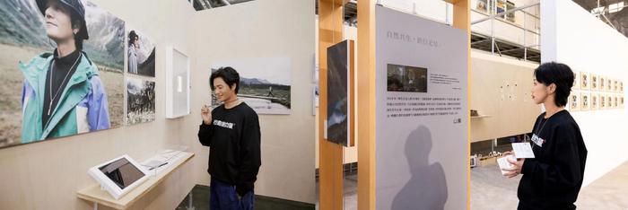 陈坤先生及谢欣女士参观「自然共生,跃行无尽」展区