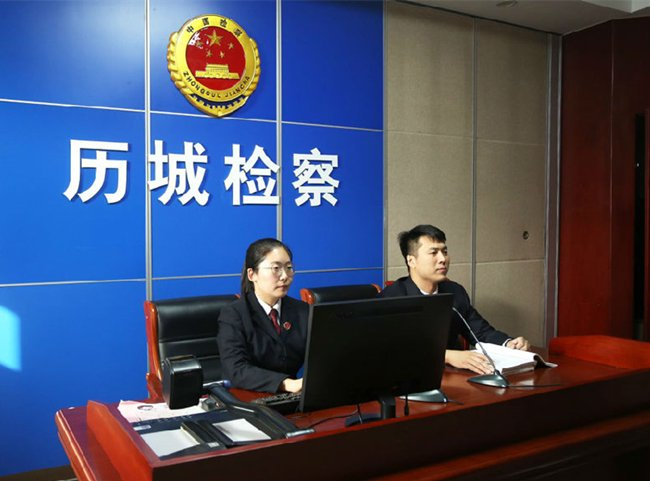 检察官依法对犯罪嫌疑人进行讯问。