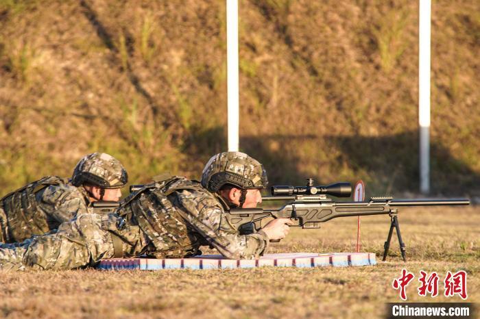 特战队员进行狙击枪实弹射击。张煜梁 摄