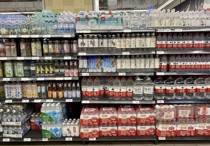 永辉超市的水产品货架，娃哈哈产品位于左下角