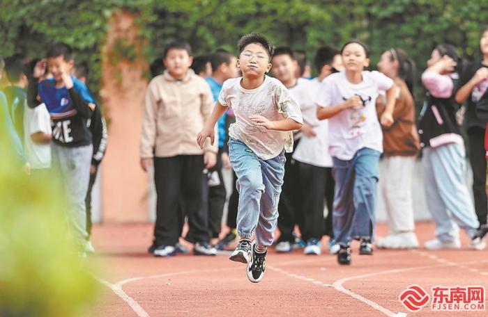 孩子在操场上开展体育锻炼。