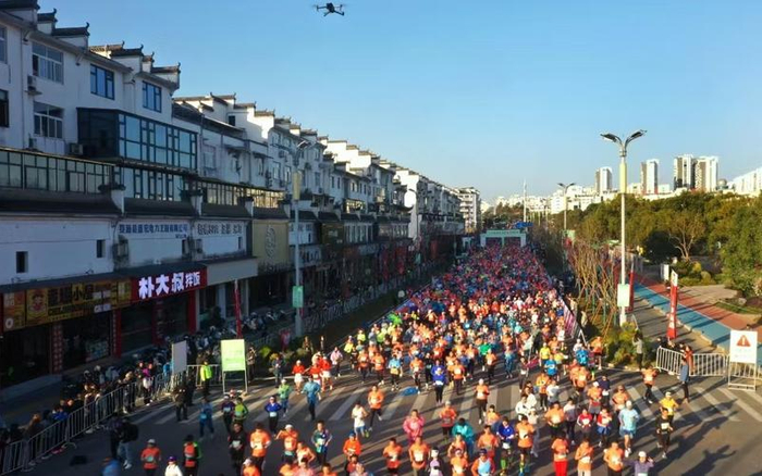 ▲12月1日上午8时，弦高古街·2024婺源马拉松鸣枪开跑。图/婺源马拉松微信公众号