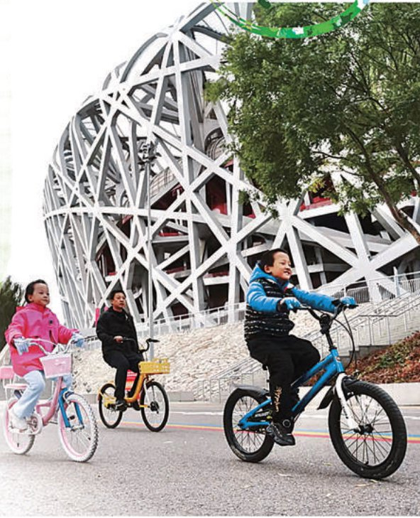 　　奥园拆除围栏后，市民可以自由骑行。本报记者 程功 摄