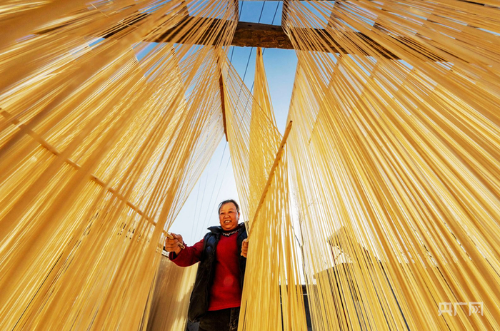 当地群众晾晒手工挂面（央广网发  吴庭栋  摄）