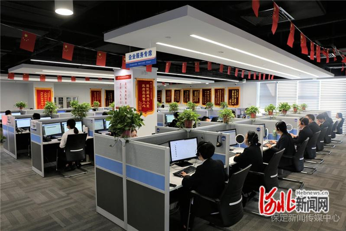 11月24日拍摄的保定市12345政务服务便民热线企业服务专席。保定市行政审批局供图