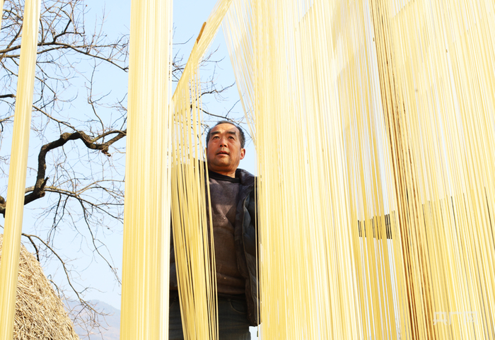 当地群众晾晒手工挂面（央广网发  刘建军  摄）