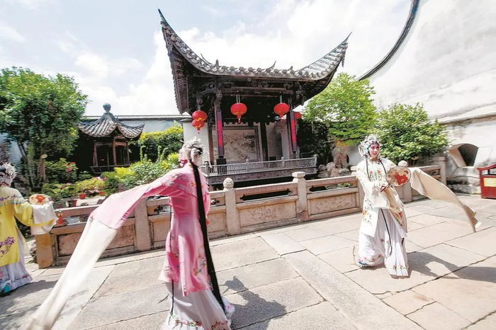 福州三坊七巷水榭戏台前，闽剧表演如诗如画。福建日报记者 王毅 摄