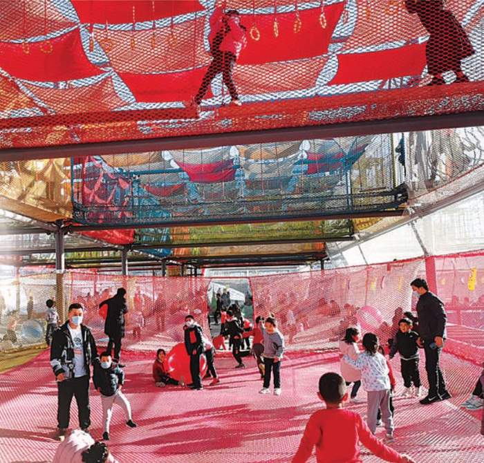 　　孩子们在华熙LIVE·轻探险乐园里撒欢儿。华熙LIVE·五棵松 供图 