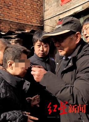 老父亲给女儿戴上其读研究生时的眼镜