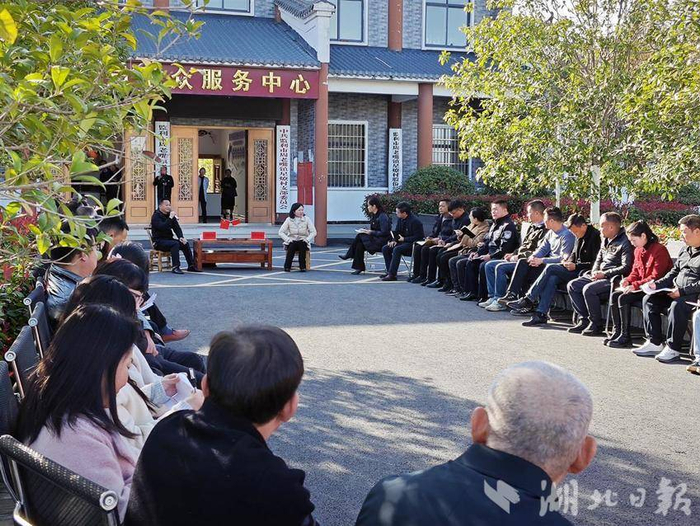 11月28日，省委讲师团城乡融合宣讲小分队走进监利市周老嘴镇星燎村。