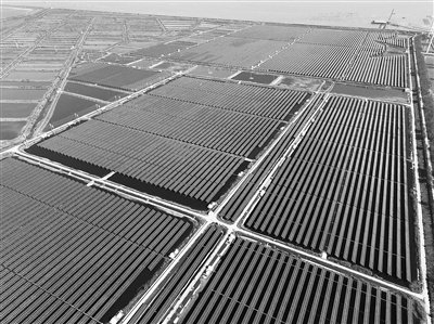 图为位于江苏省南通市如东县的光伏发电项目。  新华社记者 丁汀摄