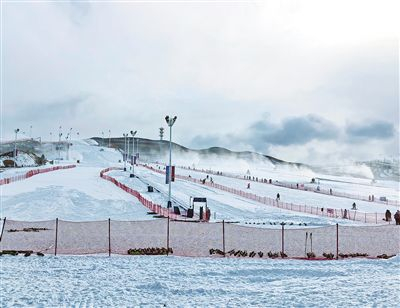 　马鬃山滑雪场冰雪热升温。 记者 孙柳 摄