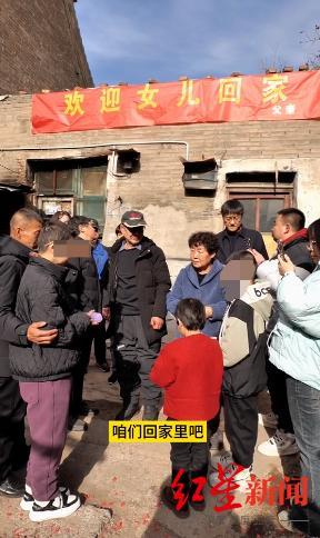 亲人欢迎卜女士回家