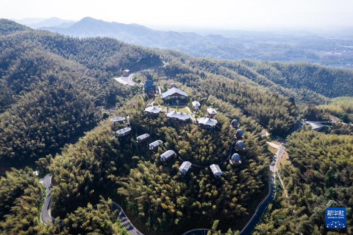 　　这是11月27日在桃江县桃花江竹海景区拍摄的民宿（无人机照片）。新华社记者 陈思汗 摄