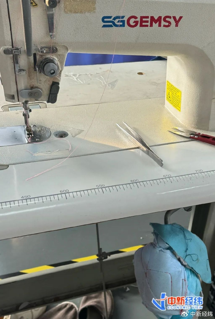 ▲“穿上”五颜六色“棉袄”的缝纫机拐角 中新经纬 林琬斯摄