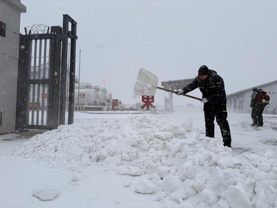 中国航油抚远供应站众志成城除冰雪