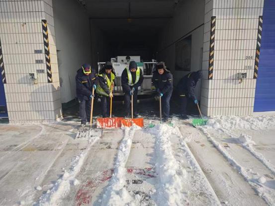 中国航油沈阳航空加油站积极清除站内积雪