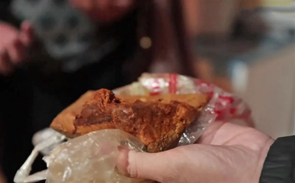 △ 一个博主实地探访了臭猪肉，并品尝了这种美食，图源@探索吧芋圓