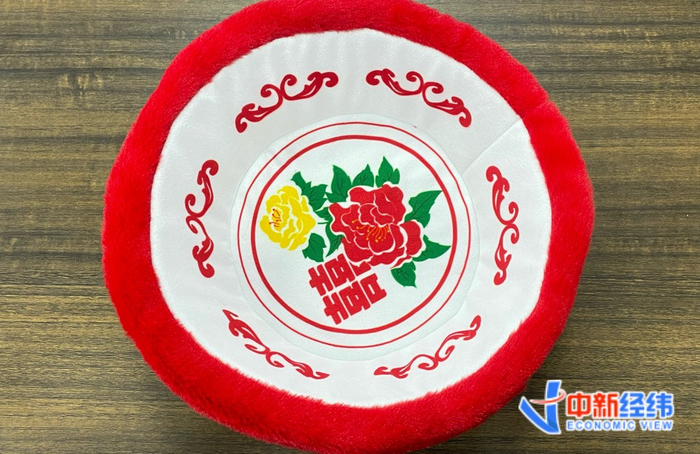 智多娃玩具生产的毛绒红双喜脸盆 受访者供图