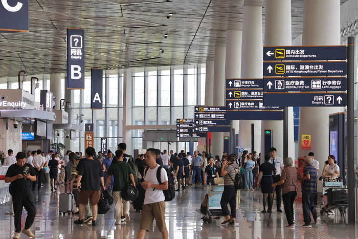 　　航站楼内络绎不绝的旅客。海南机场供图