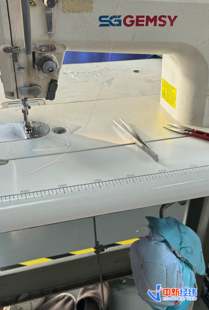 “穿上”五颜六色“棉袄”的缝纫机拐角 中新经纬 林琬斯 摄