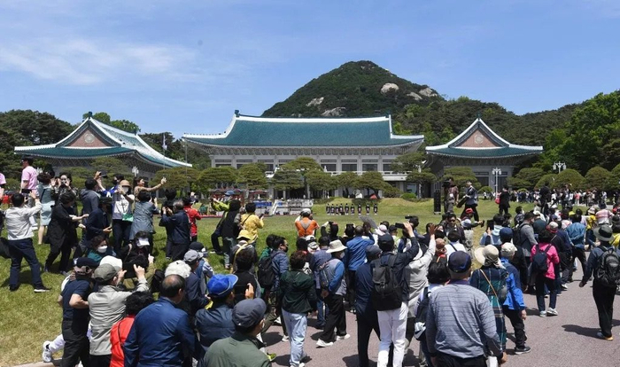 2022年5月10日，在韩国首尔，民众参观青瓦台。青瓦台当天起正式向公众开放。图据新华社/法新