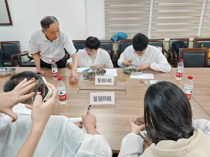 现场鉴别环节。市消保委图