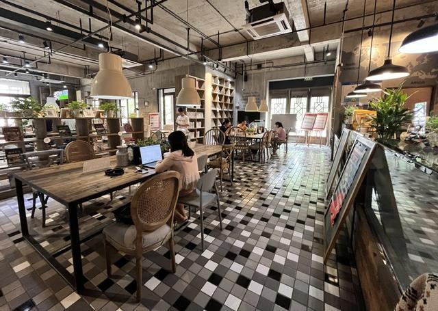 绿地·天呈内的“我嘉书房”。 吴越摄