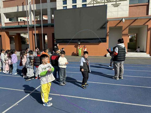 孩子们课间在操场上游戏 受访者供图