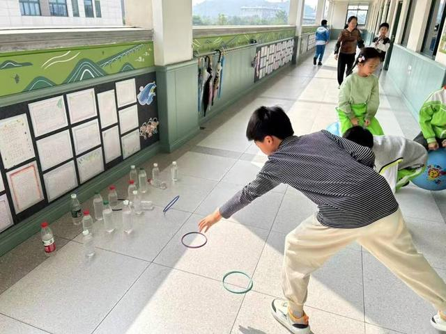 孩子们在走廊上自由地玩耍 受访者供图