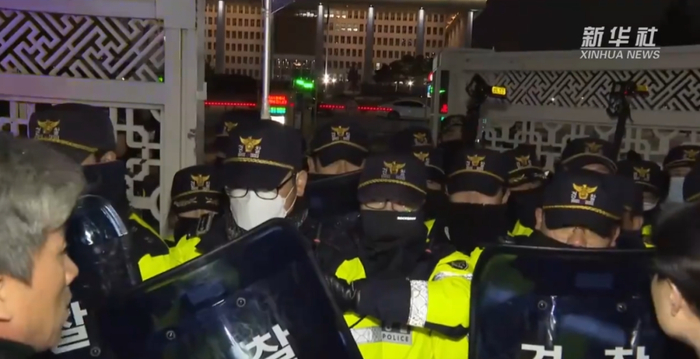 韩国国会一度发生冲突 图片来源：新华社视频截图