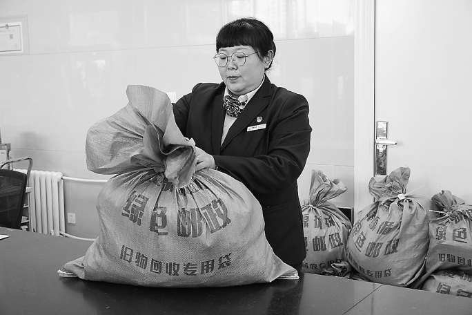 　　邮局工作人员在打包居民交投的旧衣。实习记者 夏一丹 摄