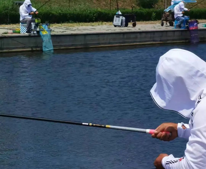 钓鱼者正使用宝飞龙钓鱼竿钓鱼/图源：宝飞龙钓竿专家