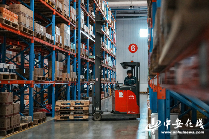 　　工人在常温物流立体仓库内整理货物