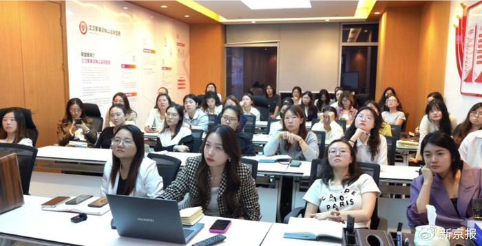 六十多名律师一起看节目。受访者供图