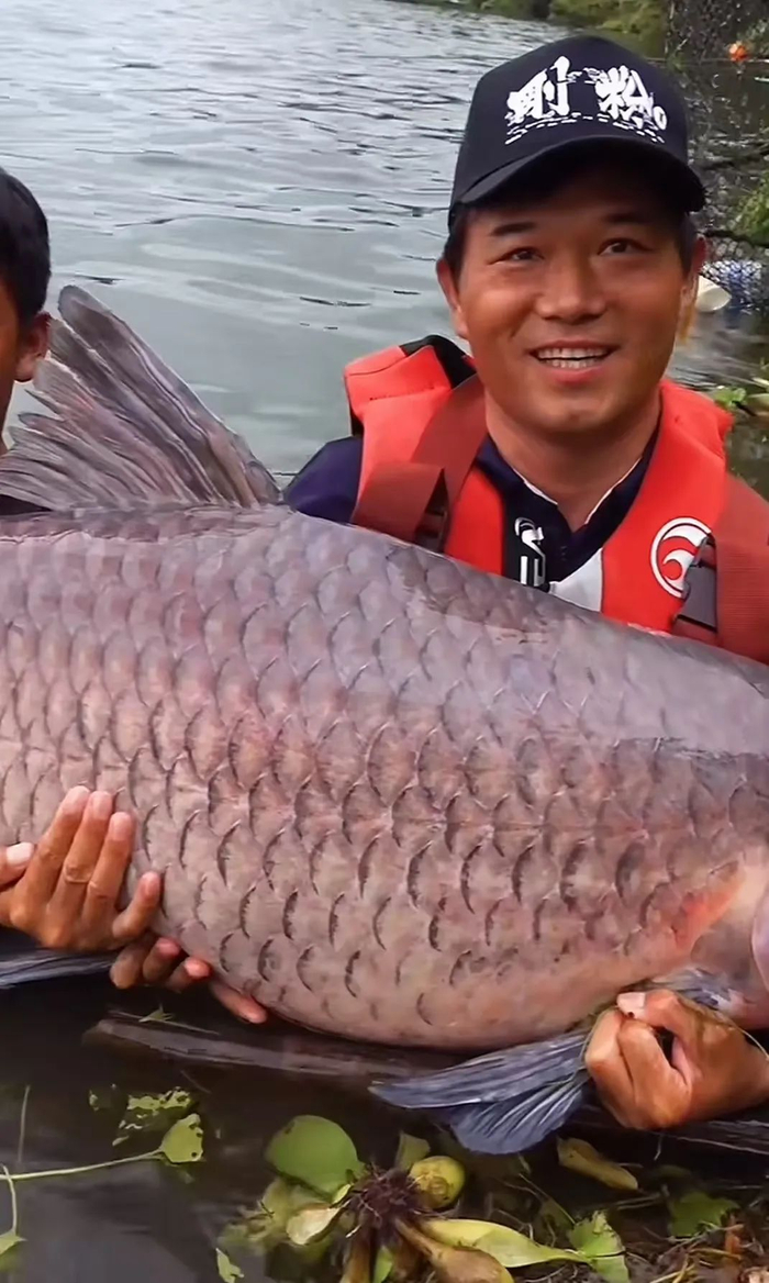 博主@天元邓刚只要直播钓鱼，动辄就有上百万人在线观看/图源：天元邓刚社媒截图
