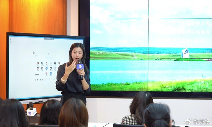 刘琬琳组织律师们进行学习。受访者供图