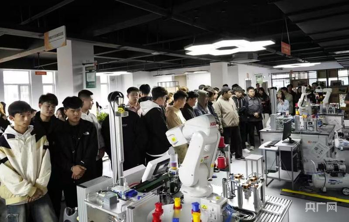 呼和浩特商贸职业学院学生在人工智能人才应用实训基地开展认知实习（央广网发  聂小千  摄）